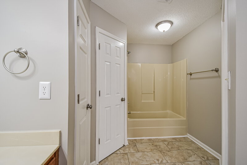 1,660/Mo, 6759 Valerie Dr Olive Branch, MS 38654 Main Bathroom View 2