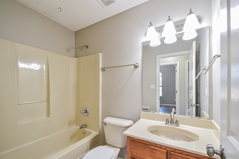1,660/Mo, 6759 Valerie Dr Olive Branch, MS 38654 Bathroom View