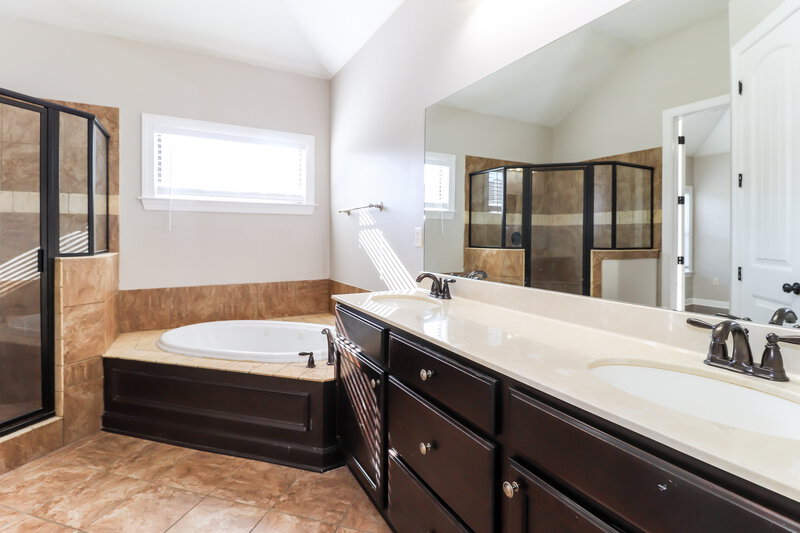 2,010/Mo, 4251 Blake Cir Olive Branch, MS 38654 Main Bathroom View