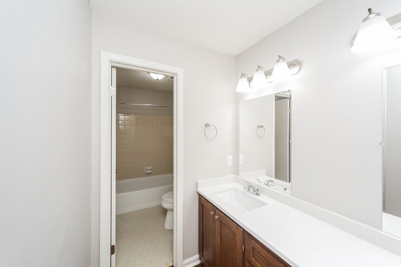 1,750/Mo, 353 Ericson Rd Cordova, TN 38018 Bathroom View