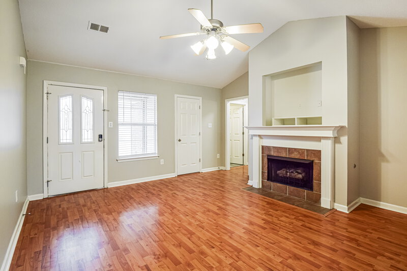 2,035/Mo, 5764 Deer Ridge Dr Southaven, MS 38672 Living Room View 2