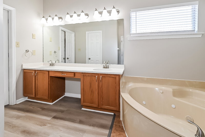 3,110/Mo, 7311 Hunters Horn Dr Olive Branch, MS 38654 Main Bathroom View 2