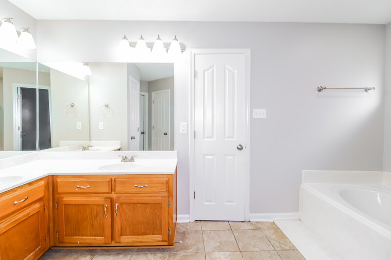 1,670/Mo, 5714 Pecan Trace Dr Memphis, TN 38135 Main Bathroom View