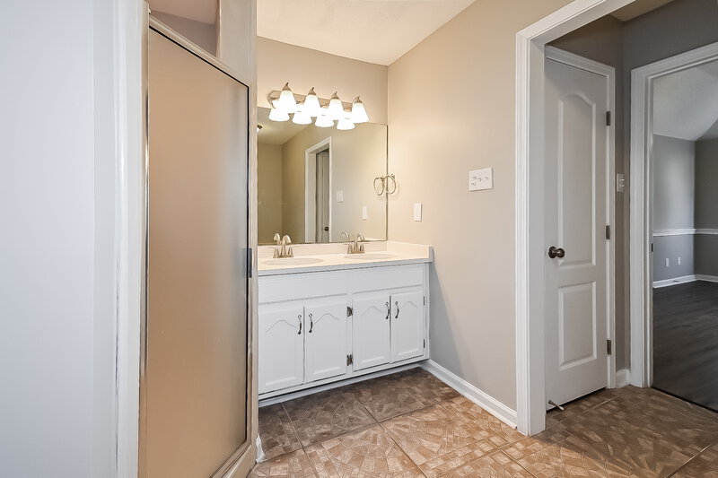 2,630/Mo, 185 Parkway Cv W Hernando, MS 38632 Main Bathroom View 2