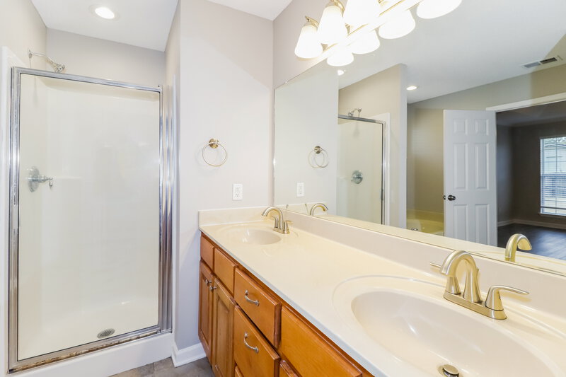 2,510/Mo, 6499 Sandbourne E Olive Branch, MS 38654 Main Bathroom View