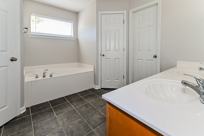 2,180/Mo, 5828 Landau Dr Southaven, MS 38671 Main Bathroom View