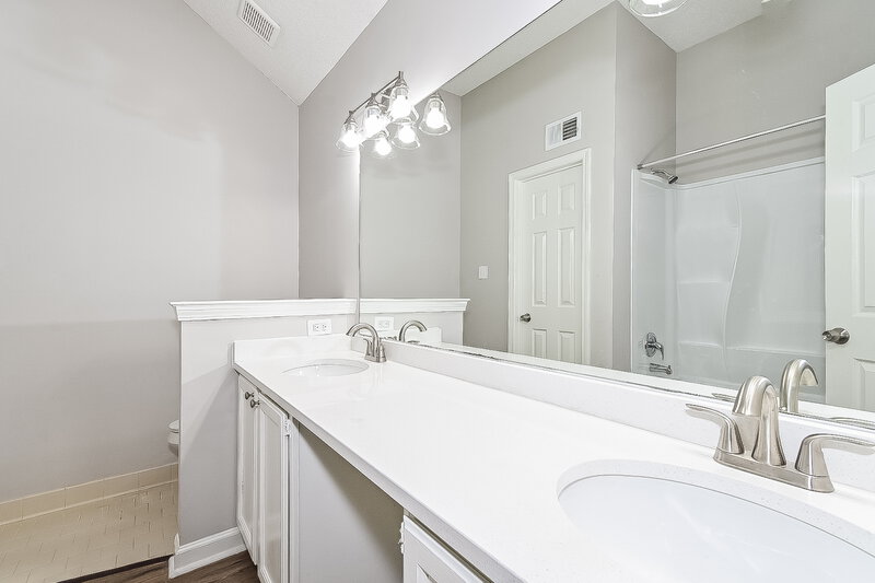 2,440/Mo, 5268 Ross Rd Memphis, TN 38141 Main Bathroom View