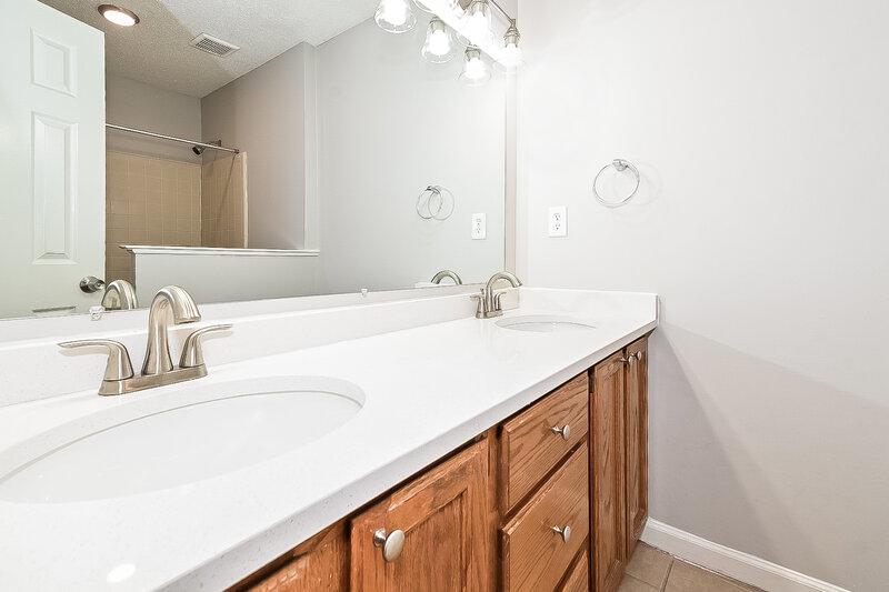 2,440/Mo, 5268 Ross Rd Memphis, TN 38141 Bathroom View