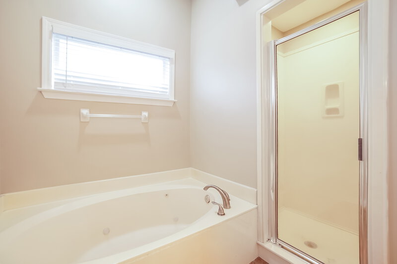 3,300/Mo, 6425 Saddletrail Dr Olive Branch, MS 38654 Main Bathroom View