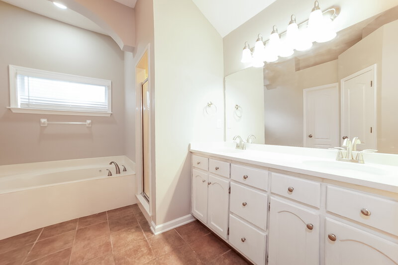3,300/Mo, 6425 Saddletrail Dr Olive Branch, MS 38654 Main Bathroom View 2