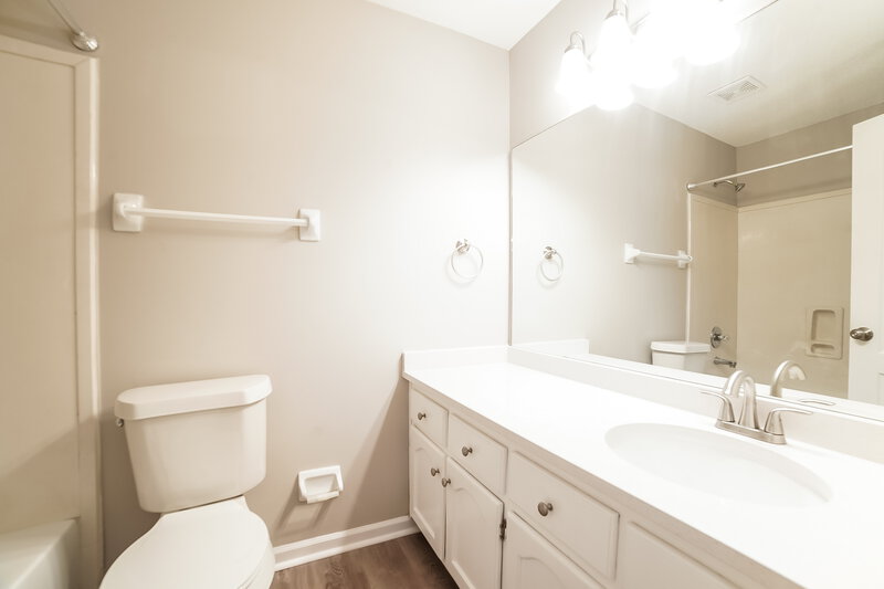 3,300/Mo, 6425 Saddletrail Dr Olive Branch, MS 38654 Bathroom View