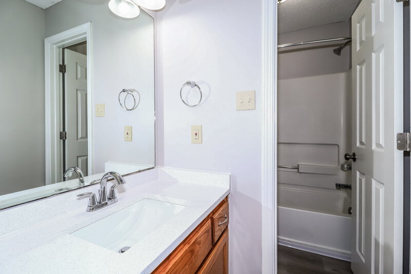 2,110/Mo, 5971 Prairie Cv Millington, TN 38053 Main Bathroom View