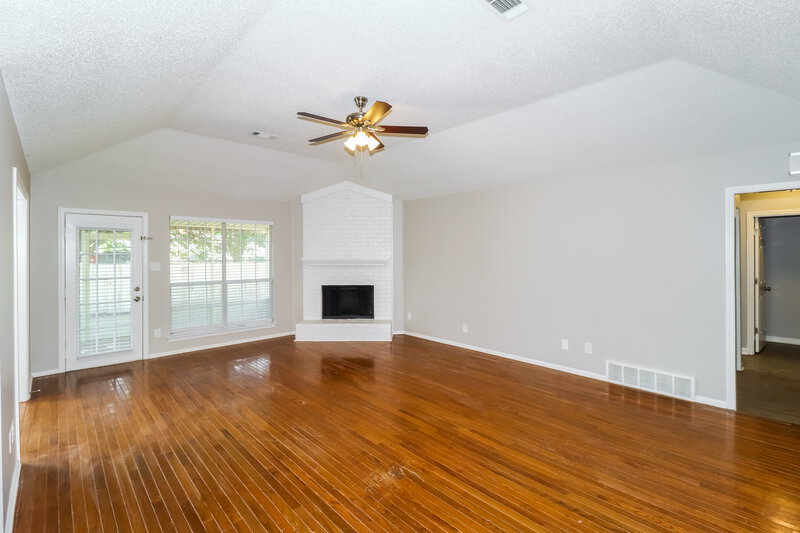 2,400/Mo, 6899 Gallop Dr Cordova, TN 38018 Living Room View 2