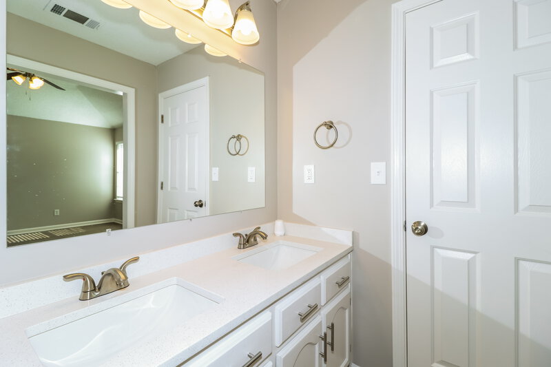 2,400/Mo, 6899 Gallop Dr Cordova, TN 38018 Main Bathroom View