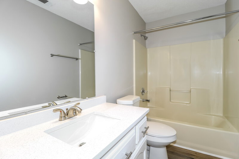 2,400/Mo, 6899 Gallop Dr Cordova, TN 38018 Main Bathroom View 2