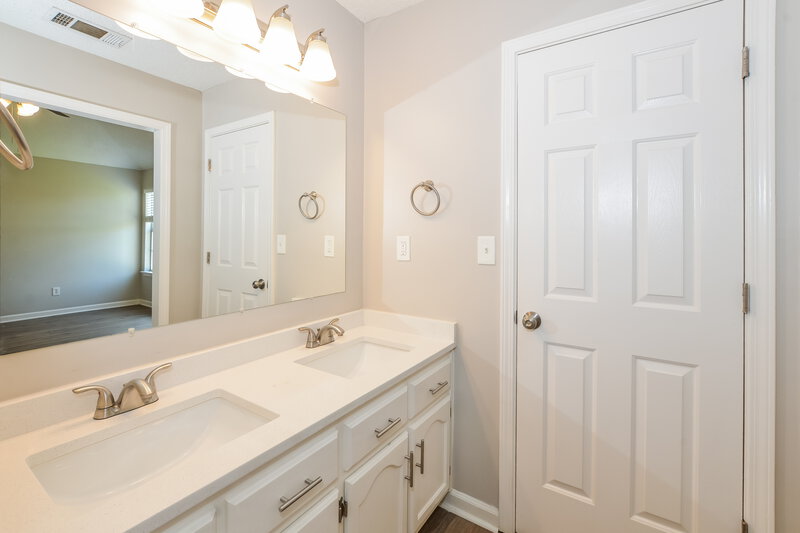 1,735/Mo, 6899 Gallop Dr Cordova, TN 38018 Main Bathroom View