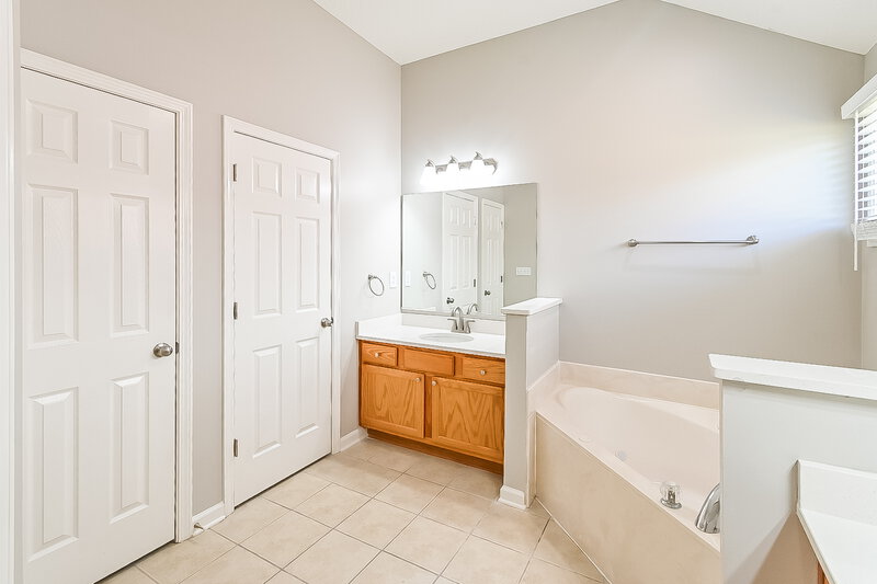 3,120/Mo, 6480 Cheyenne Dr Olive Branch, MS 38654 Main Bathroom View 2
