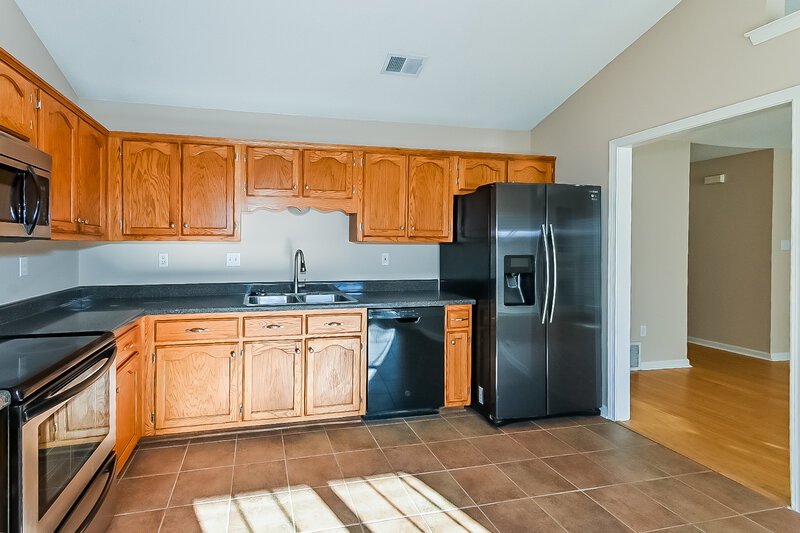 1,565/Mo, 9097 Bentley Woods Dr Southaven, MS 38671 Kitchen View 2