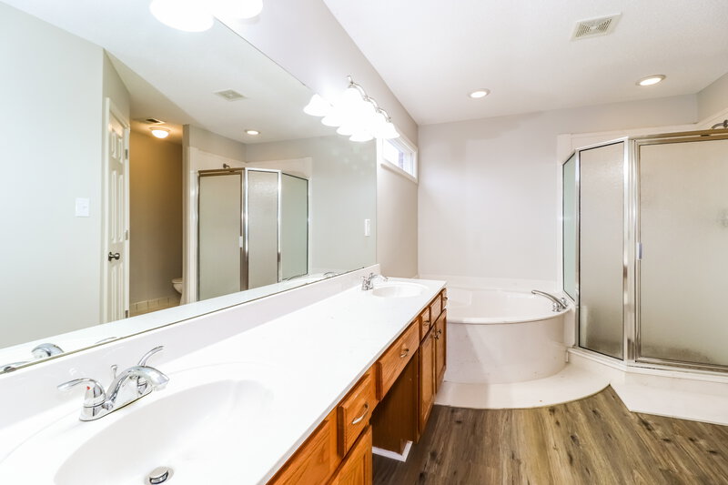 2,120/Mo, 6561 Karista St Millington, TN 38053 Main Bathroom View