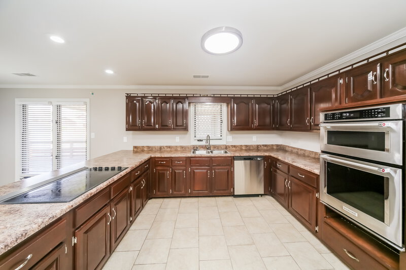 2,565/Mo, 6404 Evergreen Dr Southaven, MS 38671 Kitchen View 2