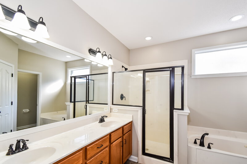 1,975/Mo, 4894 Shadow Cv Arlington, TN 38002 Main Bathroom View