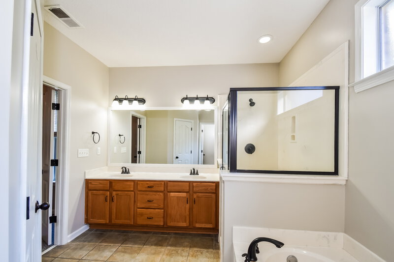 1,975/Mo, 4894 Shadow Cv Arlington, TN 38002 Main Bathroom View 2