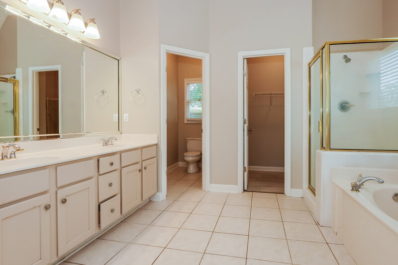 0/Mo, 8895 Linell Cv Cordova, TN 38016 Main Bathroom View