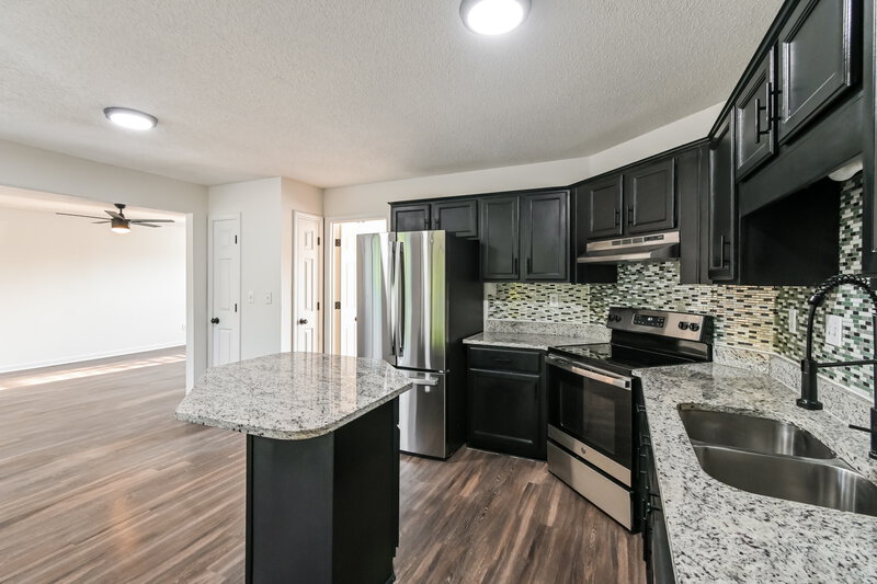 2,105/Mo, 7159 Creekside Dr Olive Branch, MS 38654 Kitchen View 2