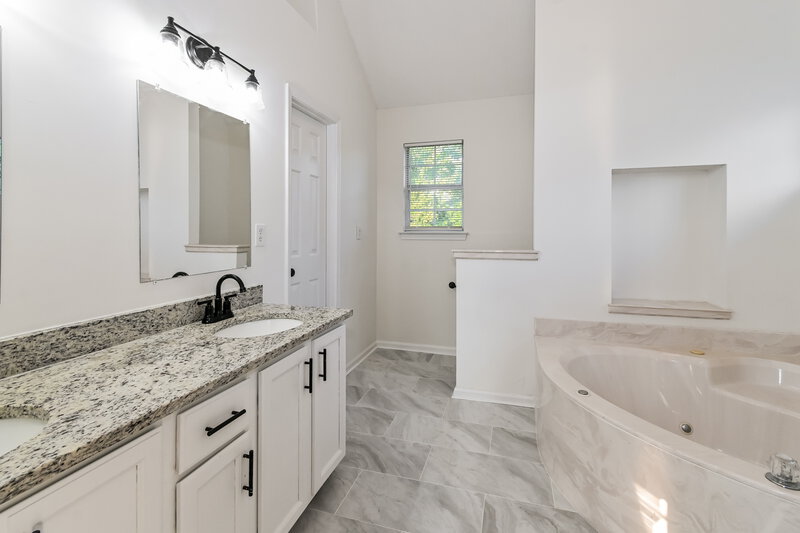 2,105/Mo, 7159 Creekside Dr Olive Branch, MS 38654 Main Bathroom View
