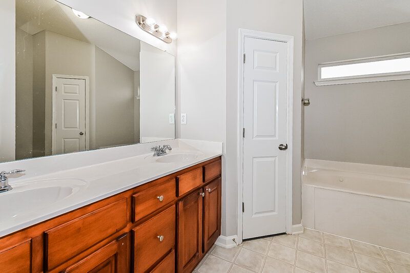 1,770/Mo, 6674 Red Hawk Cv Olive Branch, MS 38654 Main Bathroom View
