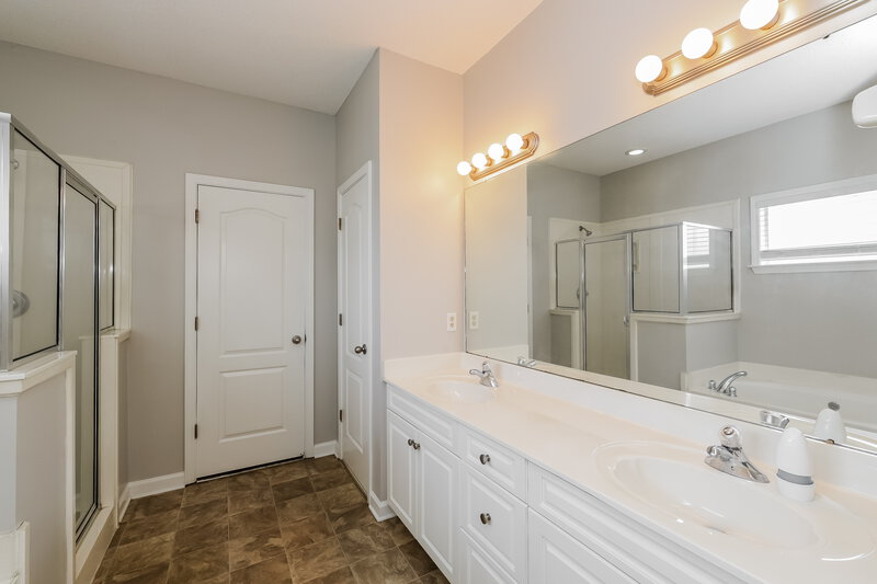 2,340/Mo, 10076 Sutton Ridge Ln Cordova, TN 38016 Main Bathroom View