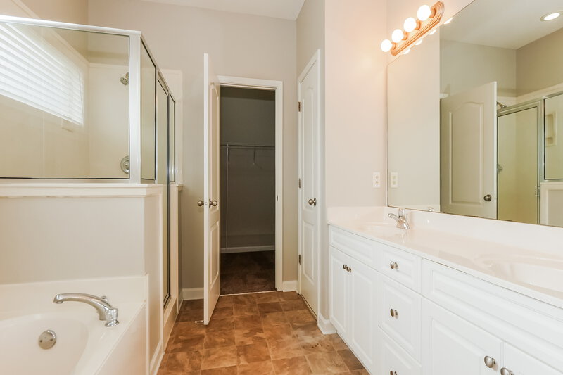2,220/Mo, 10076 Sutton Ridge Ln Cordova, TN 38016 Main Bathroom View