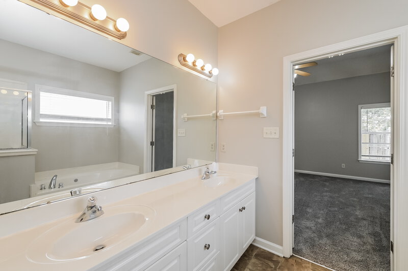 2,340/Mo, 10076 Sutton Ridge Ln Cordova, TN 38016 Main Bathroom View 2