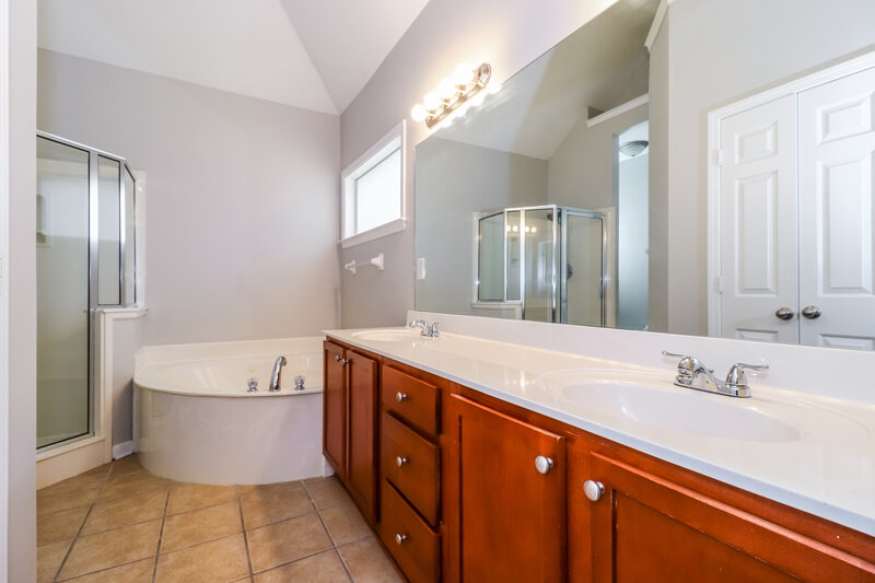 1,575/Mo, 9992 Misty Elm Dr Cordova, TN 38016 Main Bathroom View