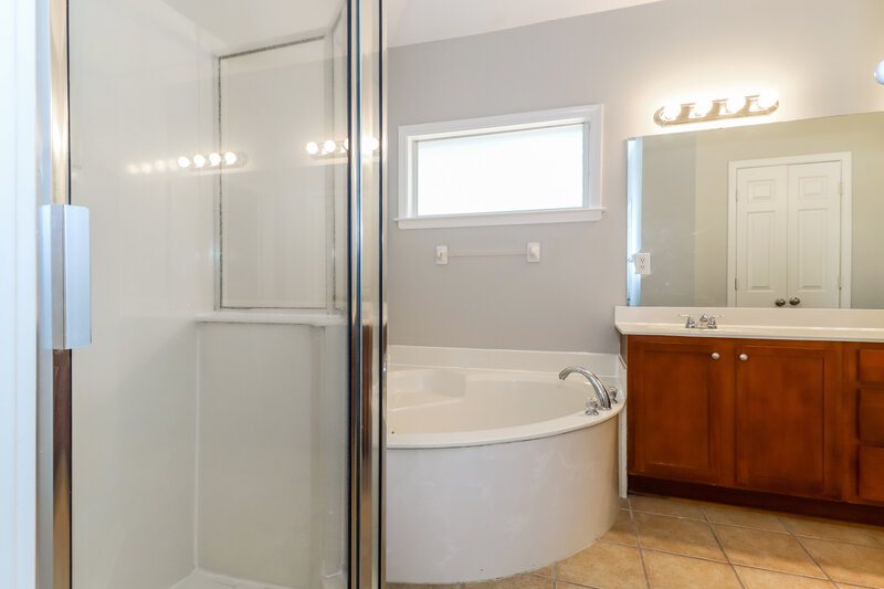 1,575/Mo, 9992 Misty Elm Dr Cordova, TN 38016 Main Bathroom View 2