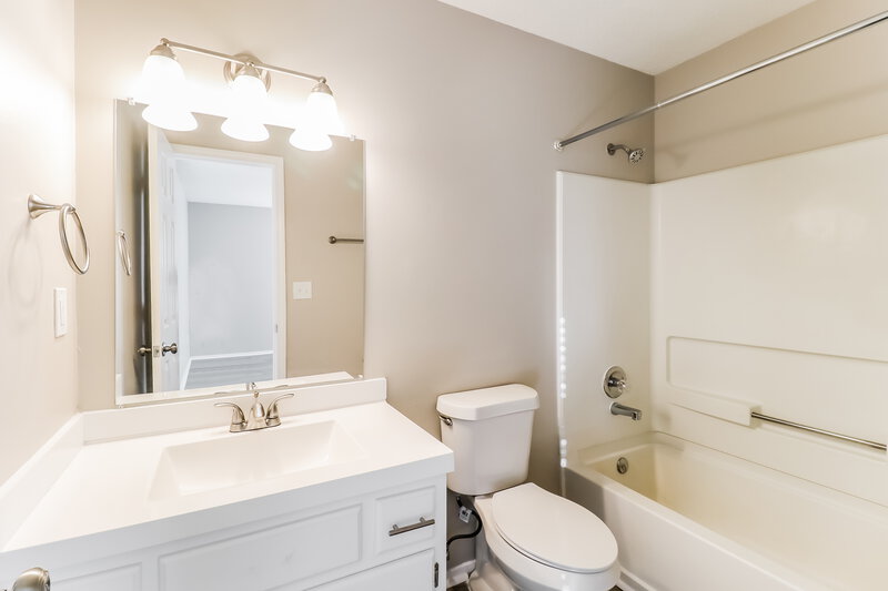 1,680/Mo, 6587 Alexander Rd Olive Branch, MS 38654 Main Bathroom View