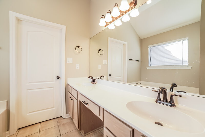 2,075/Mo, 3800 Lake Village Cv Olive Branch, MS 38654 Main Bathroom View