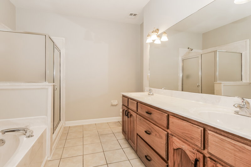 2,315/Mo, 5033 Thornebrook Cv Arlington, TN 38002 Main Bathroom View