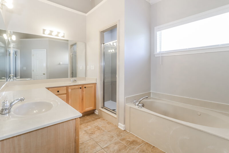 2,225/Mo, 5363 Brookwater Cv S Memphis, TN 38125 Main Bathroom View
