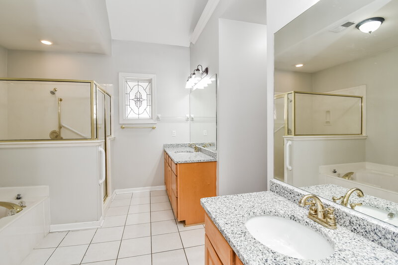 2,195/Mo, 1668 Kings Pond Cv Cordova, TN 38016 Main Bathroom View