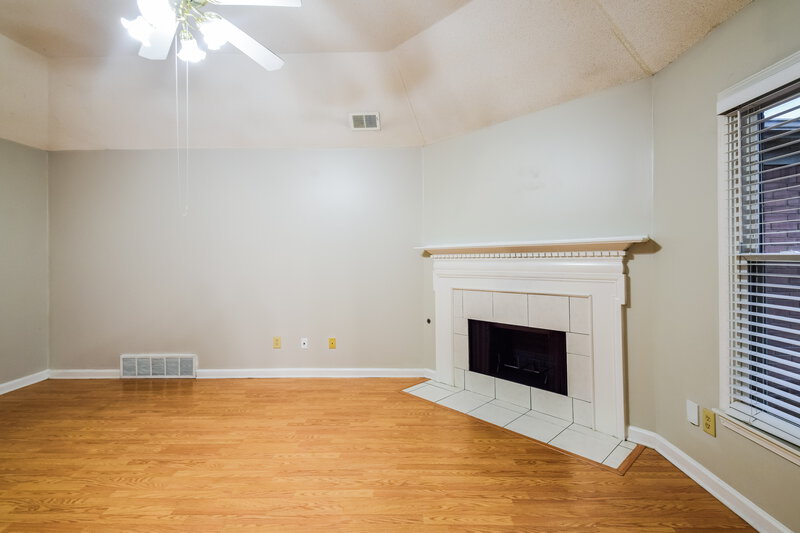 2,330/Mo, 4560 Wood Fox Cv Memphis, TN 38125 Living Room View