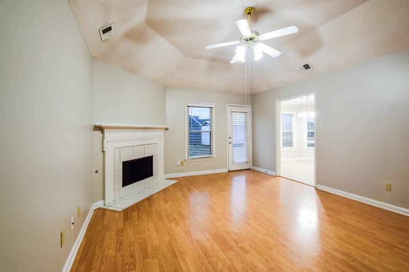 2,330/Mo, 4560 Wood Fox Cv Memphis, TN 38125 Living Room View 2