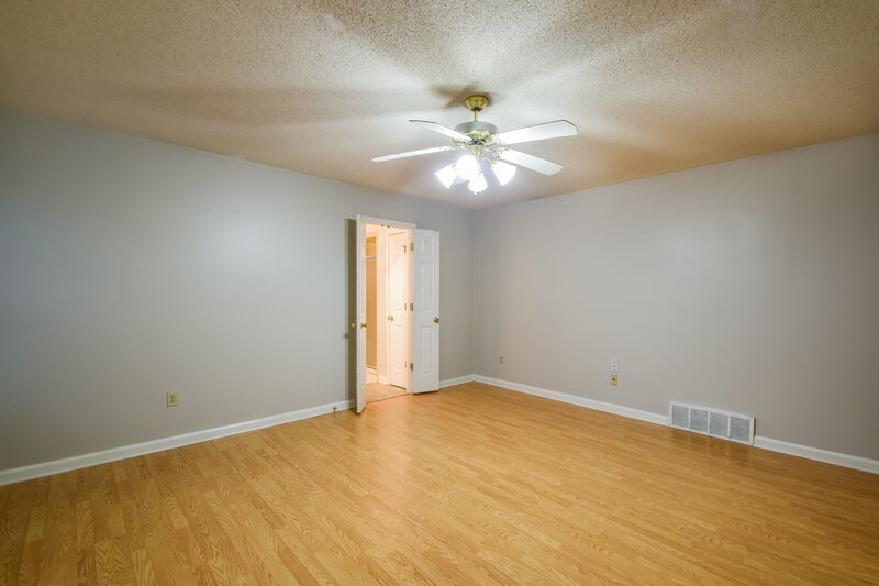 2,330/Mo, 4560 Wood Fox Cv Memphis, TN 38125 Main Bedroom View