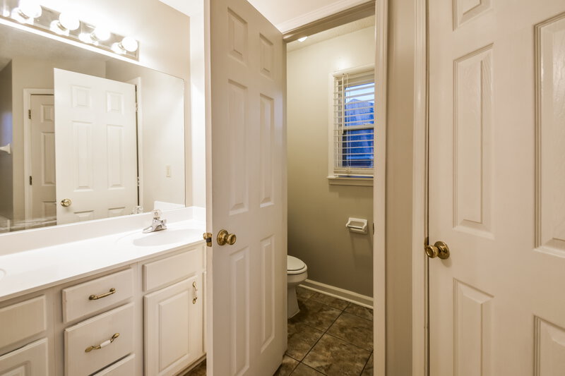 2,330/Mo, 4560 Wood Fox Cv Memphis, TN 38125 Main Bathroom View
