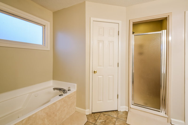 2,330/Mo, 4560 Wood Fox Cv Memphis, TN 38125 Main Bathroom View 2