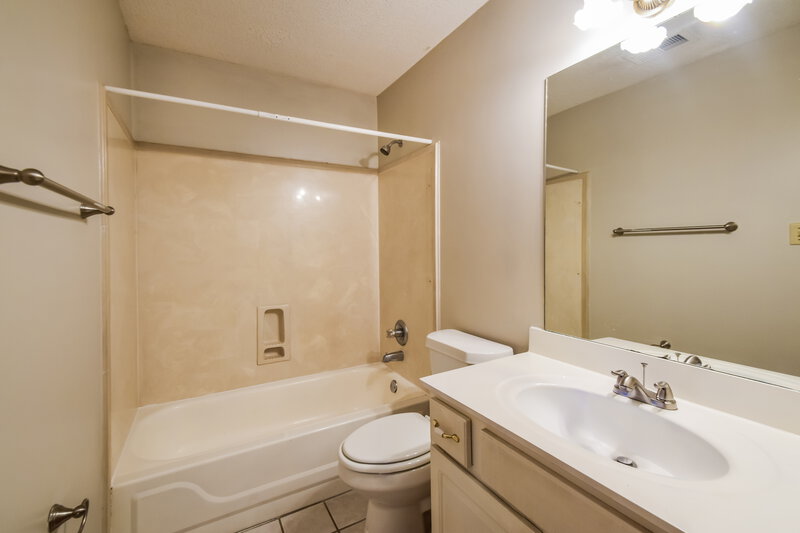 2,330/Mo, 4560 Wood Fox Cv Memphis, TN 38125 Bathroom View