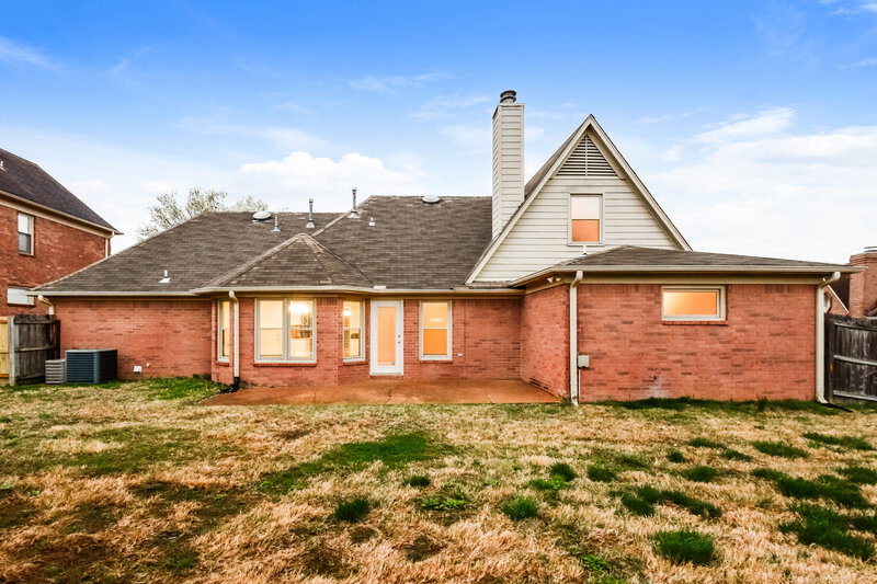 2,330/Mo, 4560 Wood Fox Cv Memphis, TN 38125 Rear View