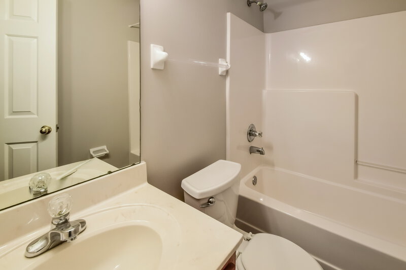 1,860/Mo, 7248 Bridgefield Dr Cordova, TN 38018 Bathroom View