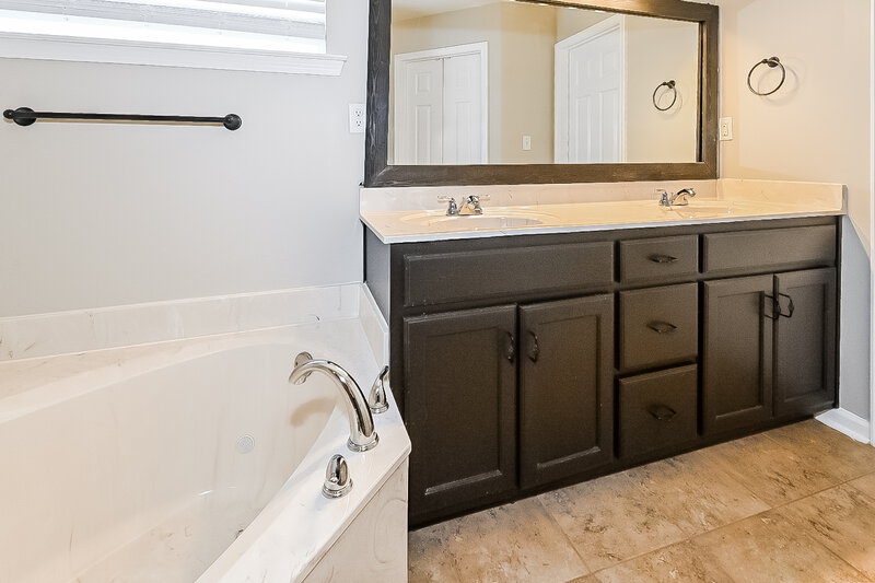 2,265/Mo, 663 Buttermilk Dr Nesbit, MS 38651 Main Bathroom View 2