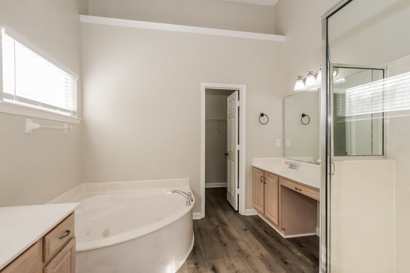 1,980/Mo, 4623 Tulip Bend Dr Memphis, TN 38135 Main Bathroom View
